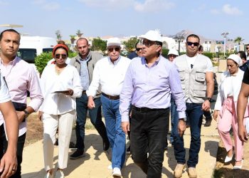 رئيس الوزراء يتفقد الاستعدادات الأخيرة لاستضافة قمة المناخ