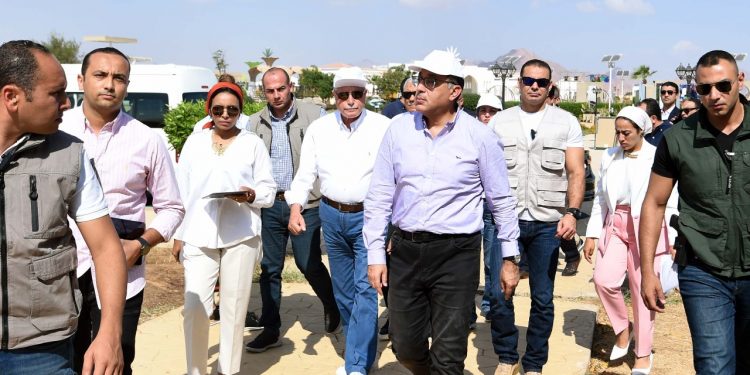 رئيس الوزراء يتفقد الاستعدادات الأخيرة لاستضافة قمة المناخ